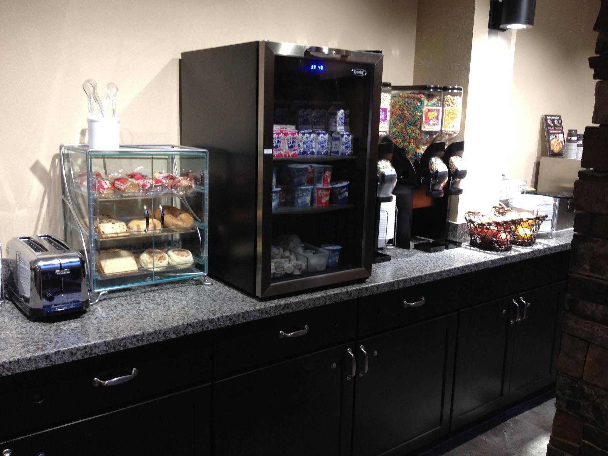 Boarders Inn & Suites By Cobblestone Hotels - Grand Island Dış mekan fotoğraf